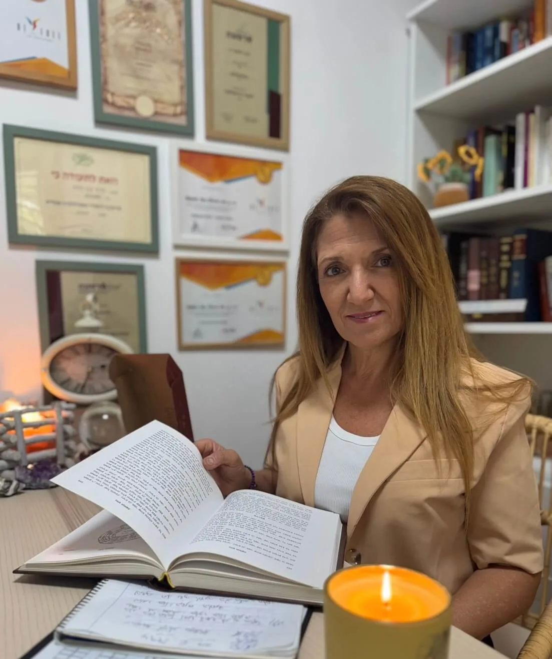 תמונה של ורד עם ספר נומרולוגיה